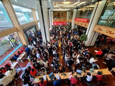 Sinh viên đất Tổ xếp hàng dài hiến máu tại Chủ nhật Đỏ