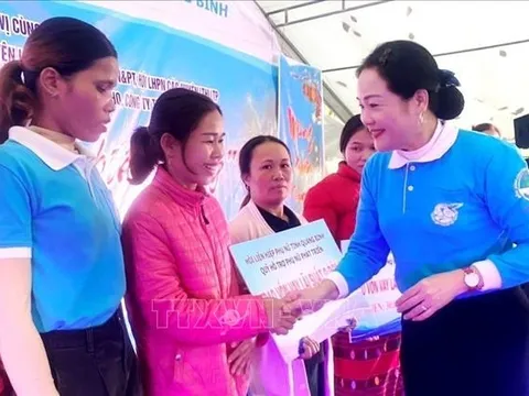 Xuân yêu thương đến với phụ nữ và học sinh khó khăn vùng biên giới Quảng Bình