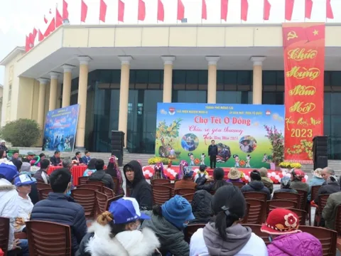 Ấm áp chợ Tết 0 đồng vùng biên giới