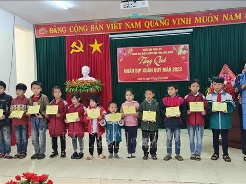 Tặng quà các hộ nghèo, trẻ em hoàn cảnh đặc biệt khó khăn ở Hòa Bình