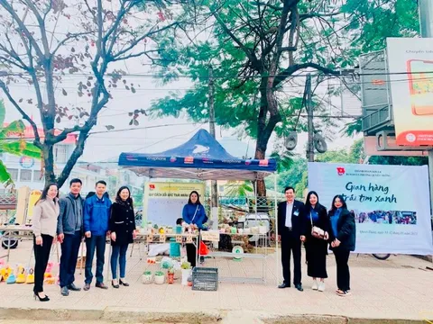 Gian hàng Trái tim xanh kết hợp thu gom rác thải nhựa