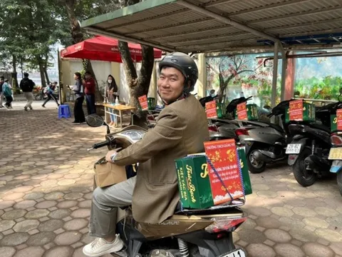 Giáo viên xúc động vì quà Tết được ban giám hiệu bí mật buộc lên xe