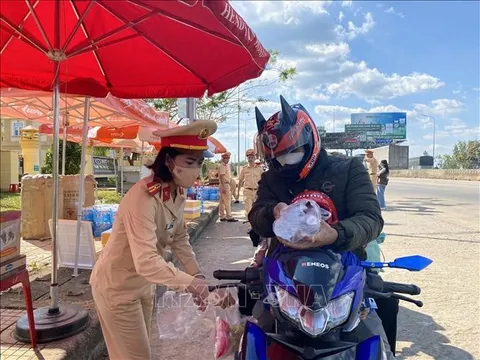 Những hình ảnh đẹp hỗ trợ người dân trên đường về quê ăn Tết