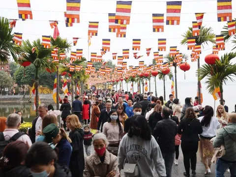 Người Hà Nội ùn ùn đi lễ chùa cầu may ngày mùng 1 tết