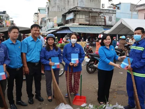 Công nhân vệ sinh bất ngờ được lì xì trước ca làm việc đêm giao thừa