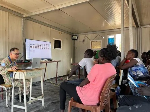 Lính mũ nồi xanh Việt Nam dạy học ở châu Phi