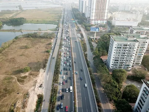 Cửa ngõ Hà Nội ùn tắc do người dân trở lại thủ đô sớm