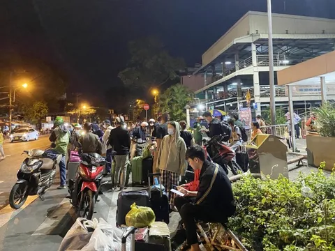 Người dân tấp nập trở lại TP.HCM từ 3h sáng