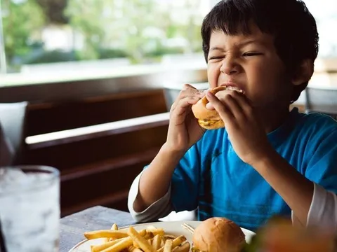 Sai lầm tai hại cha mẹ thường mắc phải khi cho trẻ ăn sáng