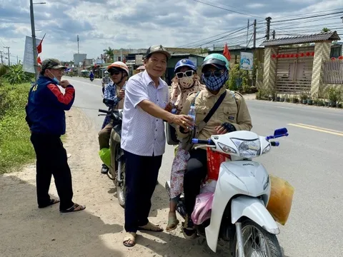Nhiều trẻ em theo cha mẹ rời quê đi làm ăn xa bất ngờ được lì xì đầu năm