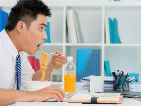 Bác sĩ bệnh viện K lý giải nguyên nhân dân văn phòng dễ đau dạ dày