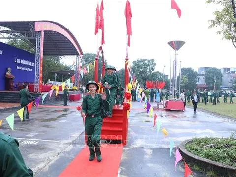 Tân binh ở các địa phương hăng hái lên đường nhập ngũ