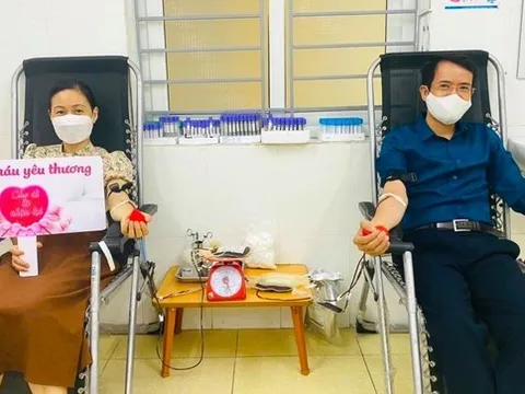 Hai vợ chồng cán bộ Sở Nội vụ Nghệ An lập nhóm hơn 200 thành viên hiến máu cứu người