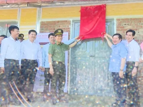 Hỗ trợ đồng bào vùng biên xây dựng nhà và tạo sinh kế