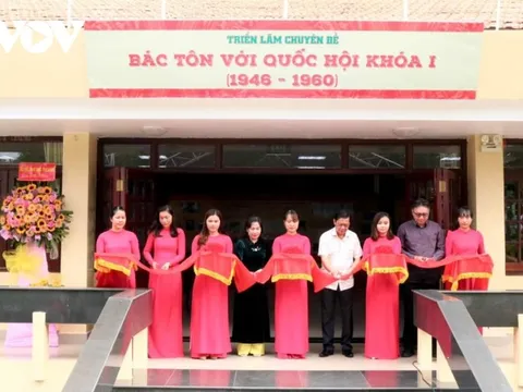 Dâng hương tưởng niệm 43 năm ngày mất của Chủ tịch Tôn Đức Thắng