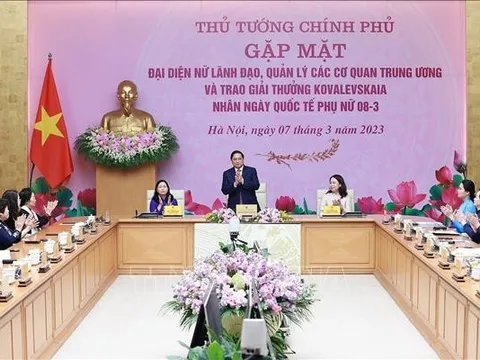 Thủ tướng gặp mặt đại diện nữ lãnh đạo quản lý và trao Giải thưởng Kovalevskaia