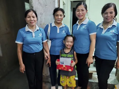 Những người mẹ đỡ đầu nâng bước cho trẻ mồ côi