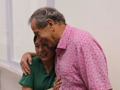 Xúc động ngày trở lại Việt Nam của cặp vợ chồng người Anh từng nguy kịch vì mắc COVID-19