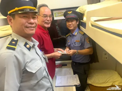 Trả lại gần 20 triệu đồng cho cán bộ hưu trí đánh rơi trên tàu về quê giỗ cha