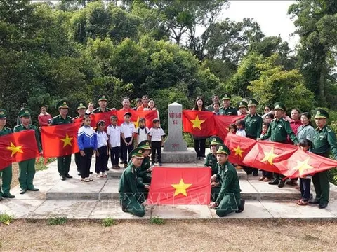 Trao tặng 10.000 lá cờ Tổ quốc cho huyện biên giới Tuy Đức (Đắk Nông)