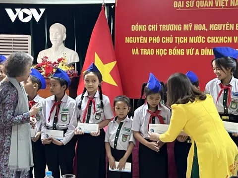 Trao 100 suất học bổng Vừ A Dính cho con em cộng đồng người Việt Nam tại Lào