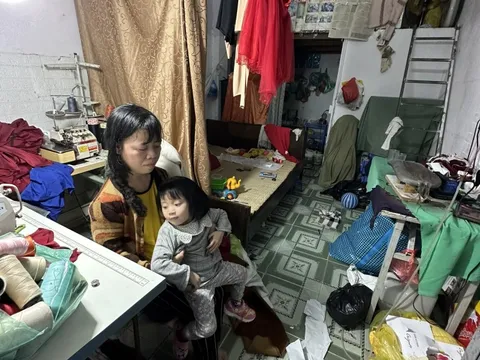 Người mẹ khuyết tật còm cõi may vá kiếm 50 nghìn mỗi ngày nuôi con