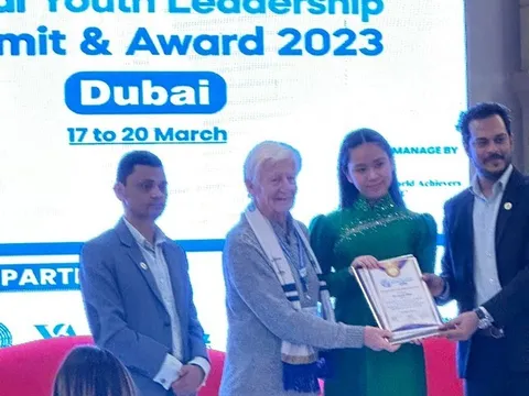 Nữ sinh 15 tuổi mang câu chuyện gia đình xương thủy tinh đến hội nghị quốc tế