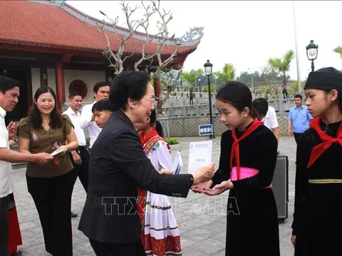 Trung ương Hội Khuyến học Việt Nam trao học bổng cho học sinh nghèo Hà Giang