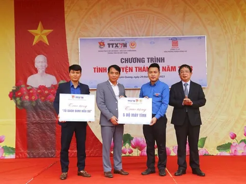 Trao tặng 'Tủ sách Đinh Hữu Dư' tại Tuyên Quang