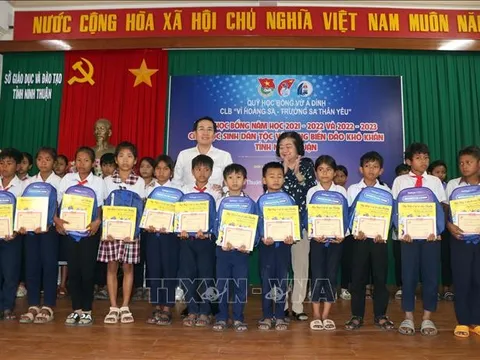 Trao 150 suất học bổng Vừ A Dính tặng học sinh nghèo Ninh Thuận