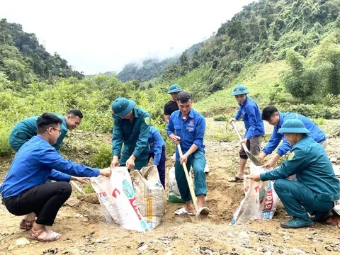 Vượt núi chuyển vật liệu, san nền dựng nhà giúp người nghèo