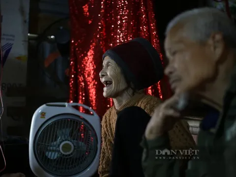 Chuyện cảm động về đôi vợ chồng già hơn 50 năm sống lênh đênh trên sông Hồng