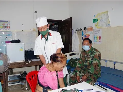 Khám bệnh, tặng quà cho người dân xã biên giới Đắk Đam