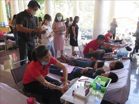 Hàng trăm người tham gia hiến máu tình nguyện ở Kon Tum