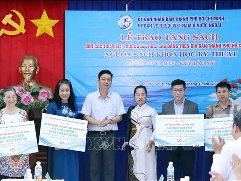 Tiến sỹ Võ Tá Hân tặng sách khoa học, kỹ thuật cho các thư viện, trường đại học