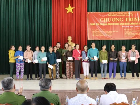 Công an TP Hồ Chí Minh trao tặng 600 phần quà cho các gia đình chính sách