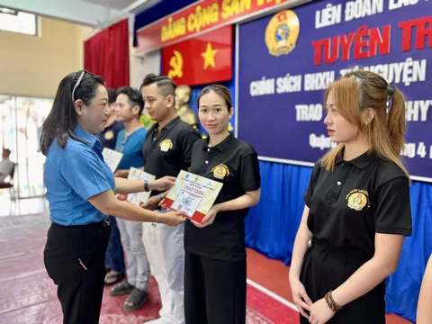 Tặng thẻ BHYT cho đoàn viên nghiệp đoàn