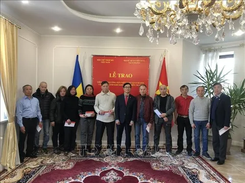 Trao tiền hỗ trợ công dân Việt Nam tại Ukraine có hoàn cảnh khó khăn