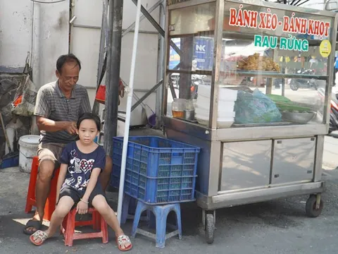 Chủ quán bánh xèo 5 năm nuôi đứa bé bị bỏ rơi