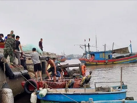 Cứu nạn kịp thời 6 thuyền viên gặp nạn trên vùng biển Quảng Bình