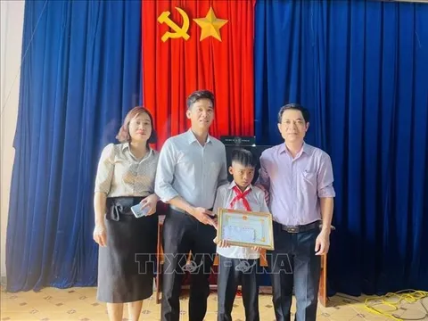 Khen thưởng học sinh lớp 4 dũng cảm cứu người bị đuối nước