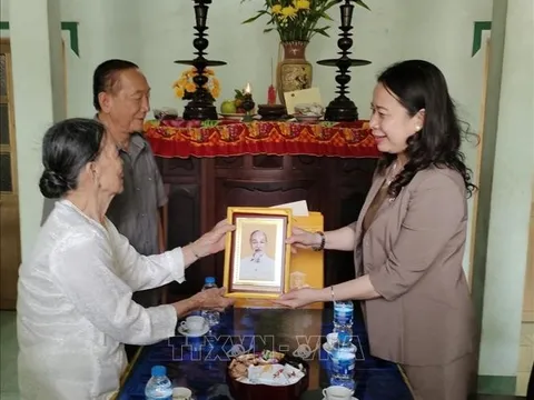 Phó Chủ tịch nước Võ Thị Ánh Xuân thăm mẹ Việt Nam Anh hùng tại Bến Tre