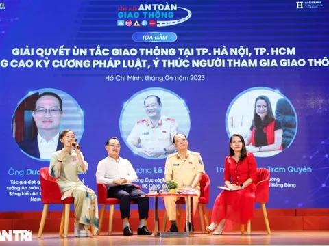 Huy động sức trẻ trong cải thiện ùn tắc giao thông tại Hà Nội và TPHCM