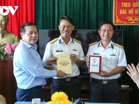 Những cuốn sách đặc biệt gửi tặng Trường Sa và nhà giàn DK1