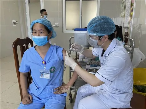 Nên chủ động tiêm vaccine phòng COVID-19 để duy trì miễn dịch cộng đồng