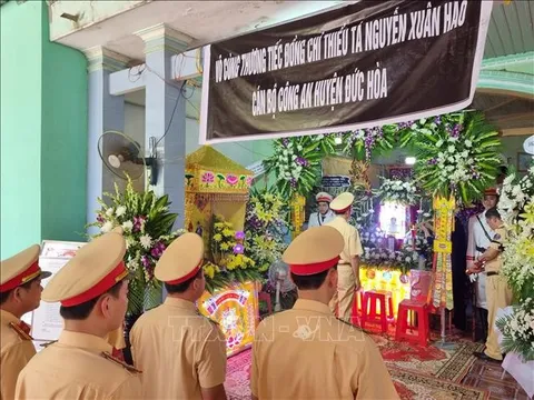 Long An: Thăm hỏi, động viên gia đình Cán bộ Cảnh sát giao thông hy sinh