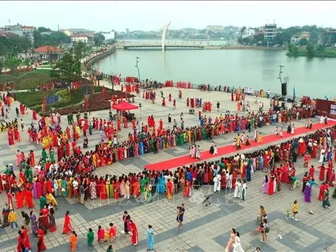 Trình diễn áo dài và xác lập 3 kỷ lục Guinness Việt Nam