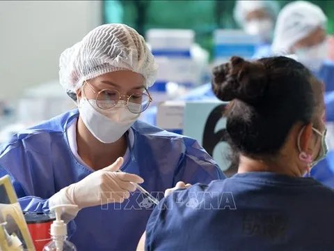 Thái Lan khuyến khích người dân tiêm phòng cúm và COVID-19