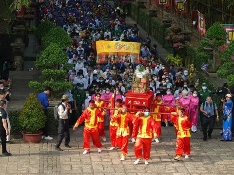 TP Hồ Chí Minh long trọng dâng hương, dâng hoa tưởng niệm các Vua Hùng