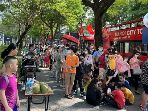 Xếp hàng chờ đi xe buýt hai tầng miễn phí